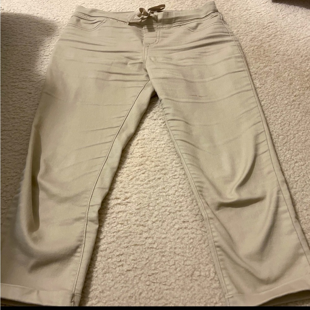 Size M | Beige , Cream , Tan Mid Rise 3/4 Capri